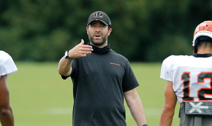 Cincinnati Bengals offensive coordinator Brian Callahan (center)during training camp at the teams practice facility.